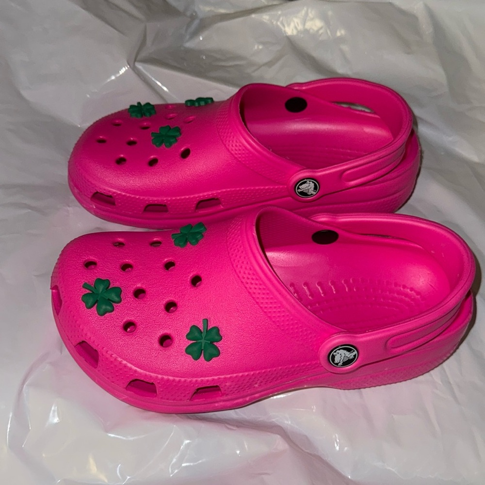 Crocs Classic Clog Pink four leaf clover charms